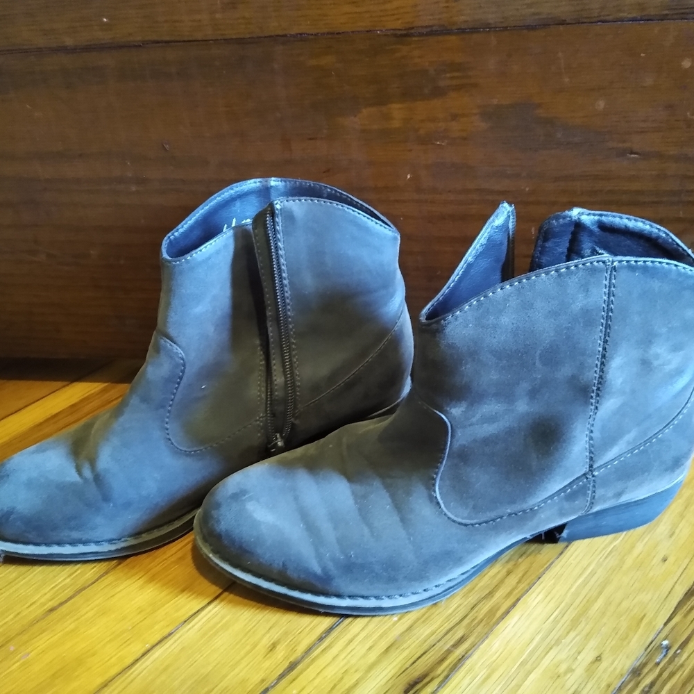 Grey-brown booties